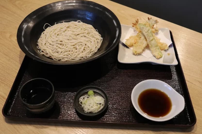 料理:本格的なそばを気軽に味わえる生そば あずま 33/1店の海老天盛り