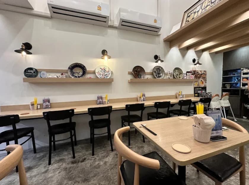 店内:木目を基調とした清潔感のあるGaGa Udon House スクンビット39店のカウンター席