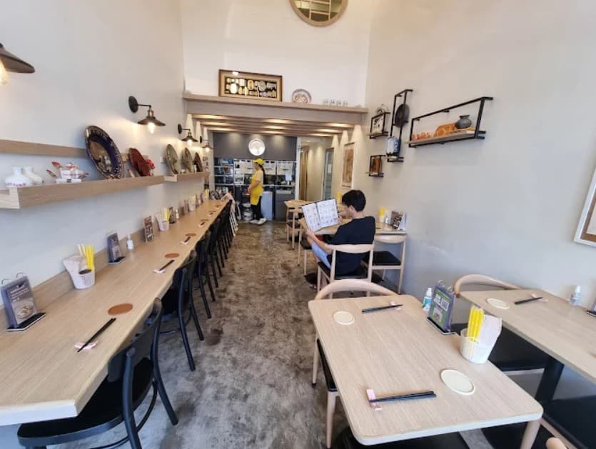 店内:カフェのような落ち着いた空間のGaGa Udon House スクンビット39店のテーブル席