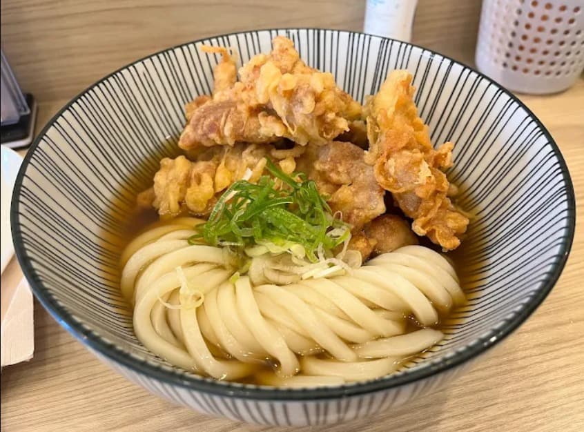 料理:サクッと揚げられたGaGa Udon House スクンビット39店の鶏天うどん