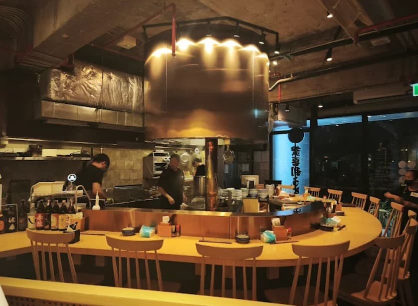 店内:和モダンな雰囲気の釜喜利うどん KAMAKIRIUDON BANGKOKのカウンター席