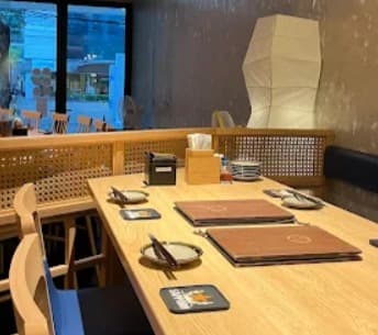 店内:ゆったり食事ができる釜喜利うどん KAMAKIRIUDON BANGKOKのテーブル席