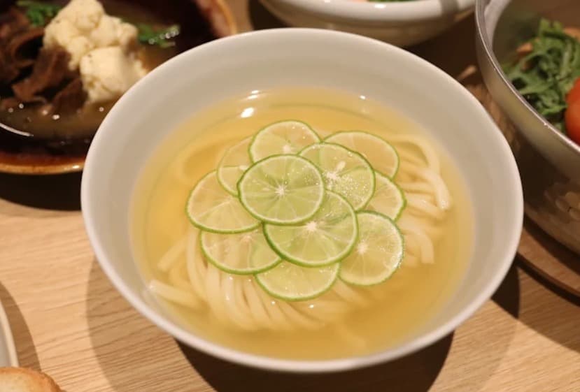 料理:冷えた出汁にすだちの清涼感が合う釜喜利うどん KAMAKIRIUDON BANGKOKのマナオかけうどん