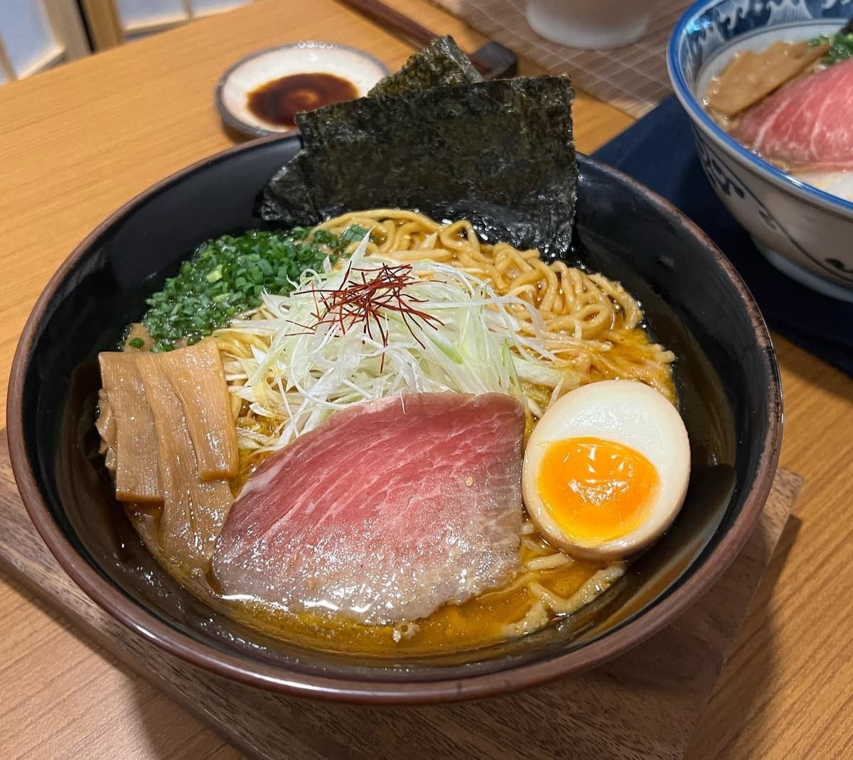 麺屋 NARUTO バンコクの特製醤油ラーメンと味玉・チャーシュー