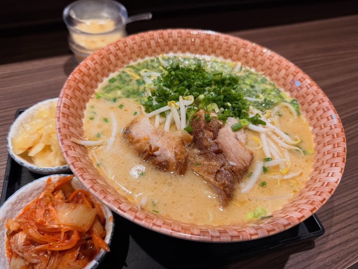 ramen mentomiのMENTOMIラーメンとキムチ・ガリのセット