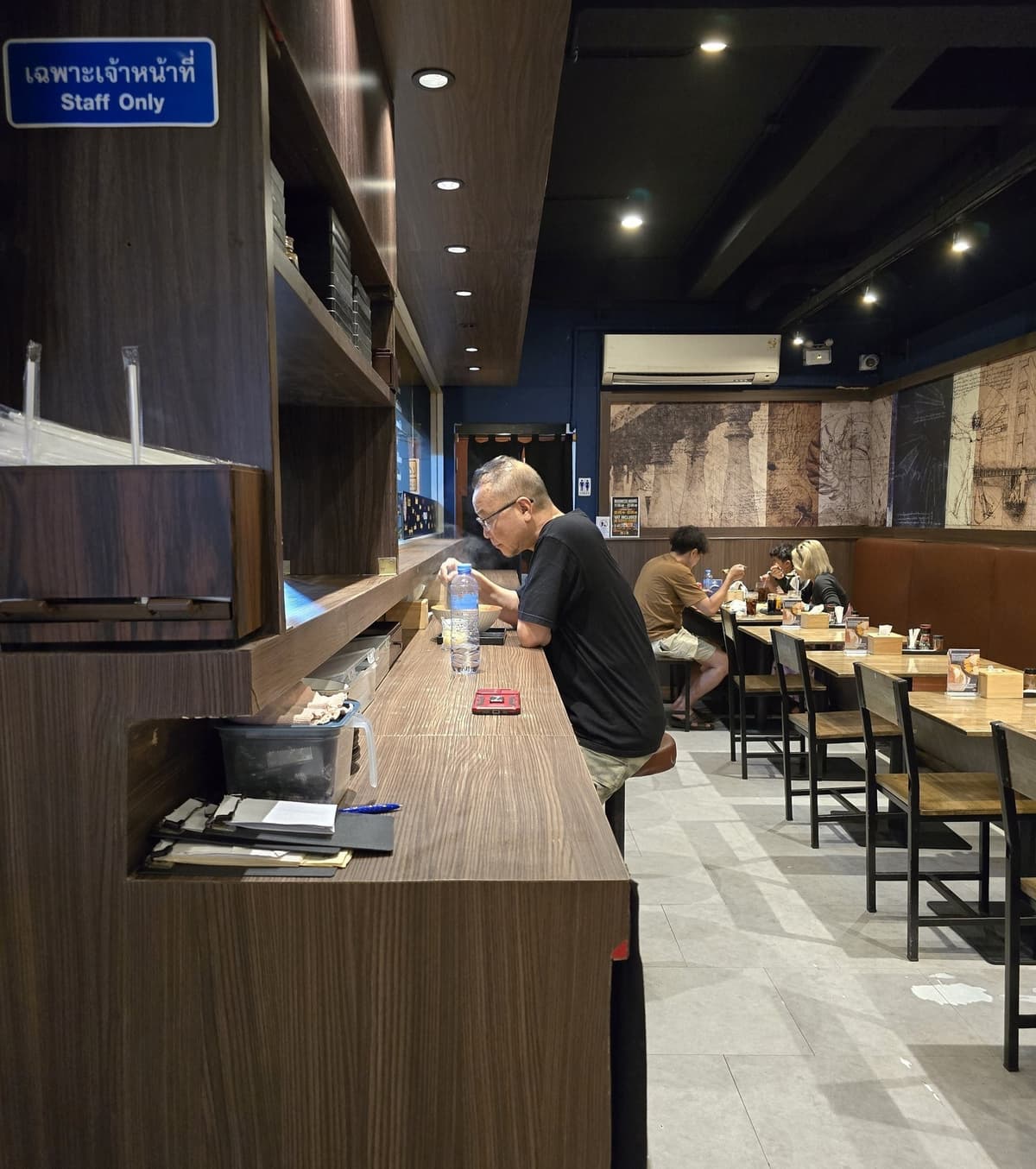 ramen mentomiの店内カウンター席とテーブル席の様子