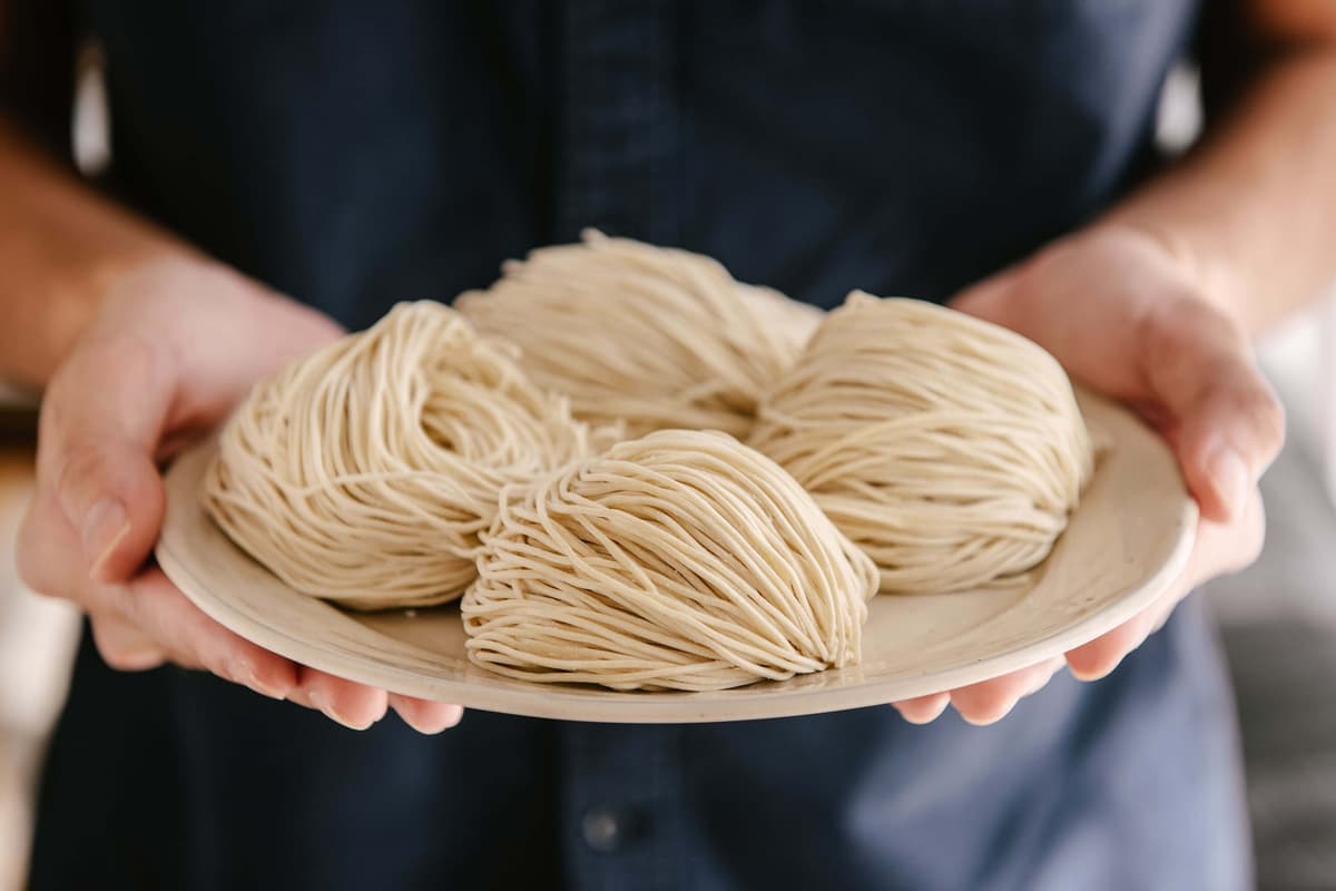 A RAMENで提供される自家製の細麺