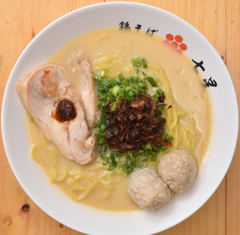 七星ラーメンの看板メニュー「七星鶏そば」。濃厚な鶏白湯スープに鶏チャーシューと鶏団子を合わせた一杯