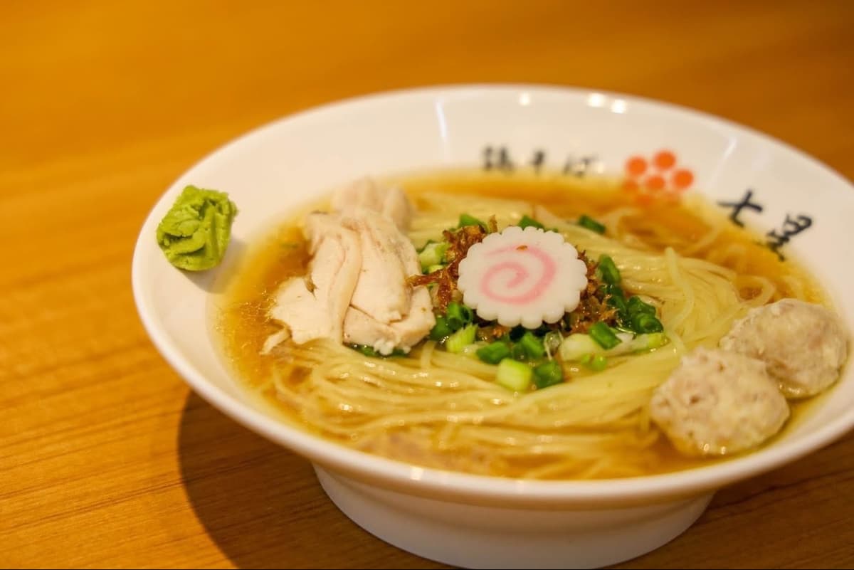 七星ラーメンの淡麗七星鶏そば。澄んだ鶏清湯スープに鶏チャーシューと鶏団子をのせたラーメン