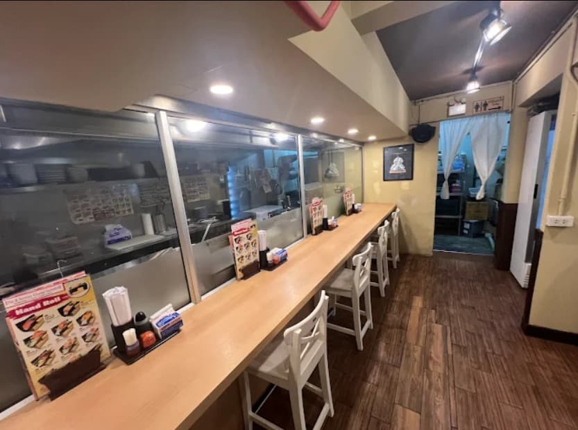店内:一人でも入りやすい鰻わっぱとうどんWESTのカウンター席