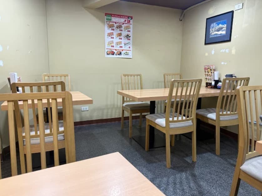 店内:明るく落ち着いた鰻わっぱとうどんWESTのテーブル席