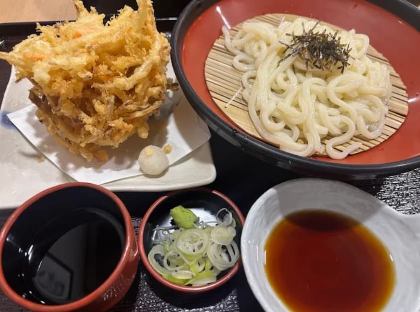料理:サクッとした大きなかき揚げを味わえる鰻わっぱとうどんWESTのかき揚げ天ざるうどん