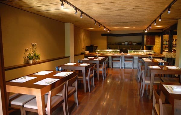 日本料理 天翠のテーブル・カウンター席