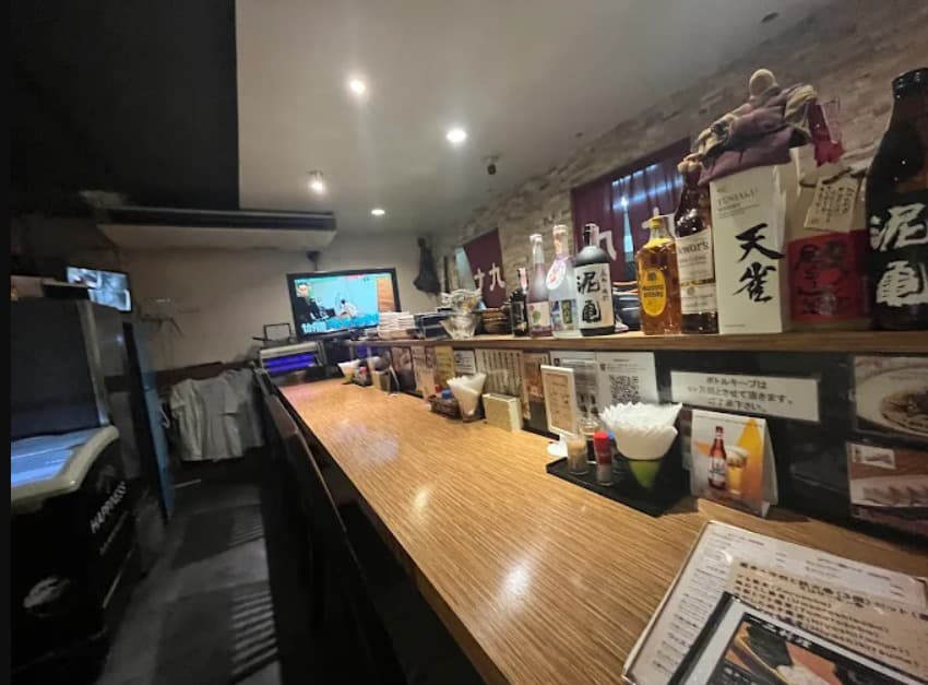 店内:一人で食事を楽しむときに使えるそば居酒屋 蕎麦九 IZAKAYA SOBAQのカウンター席