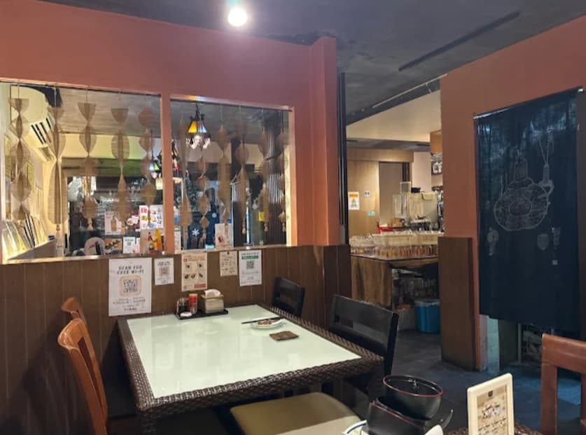 店内:騒がしすぎず落ち着きのあるそば居酒屋 蕎麦九 IZAKAYA SOBAQのテーブル席