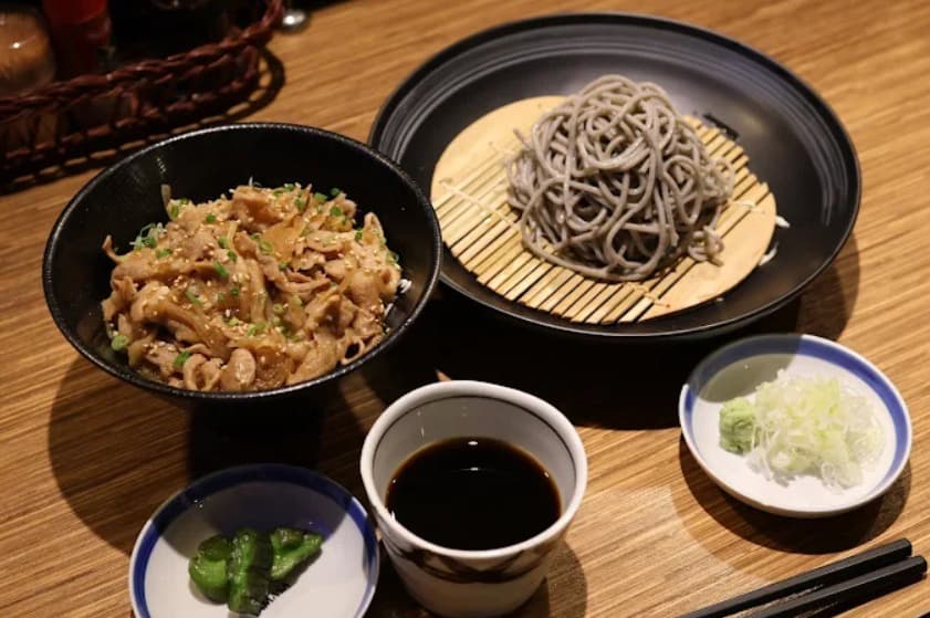 料理:本格的な手打ち風そばを堪能できるそば居酒屋 蕎麦九 IZAKAYA SOBAQのそばと豚しょうが焼き丼