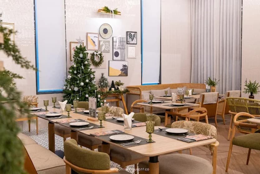 店内:華やかなOrigami Restaurant Sukhumvit 24 Borderless Cuisineのテーブル席