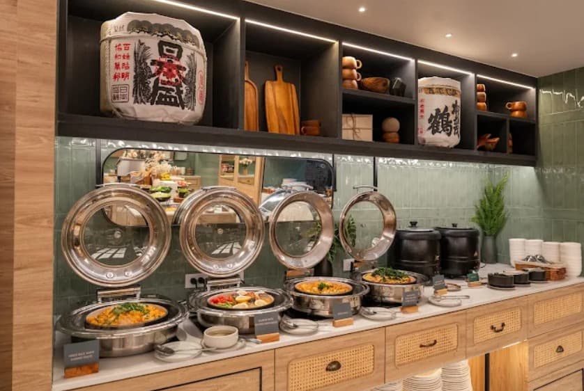 店内:ビュッフェスタイルのOrigami Restaurant Sukhumvit 24 Borderless Cuisineの店内