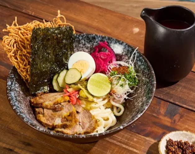 料理:醤油ベースのたれが絡むOrigami Restaurant Sukhumvit 24 Borderless Cuisineのチャーシューうどん