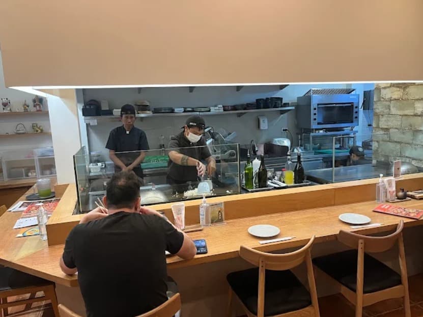 店内:一人でも気兼ねなく使えるKANPAI TEPPANYAKIのカウンター席