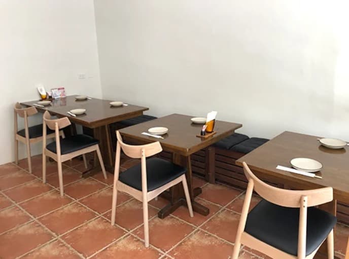 店内:アットホームな雰囲気のKANPAI TEPPANYAKIのテーブル席