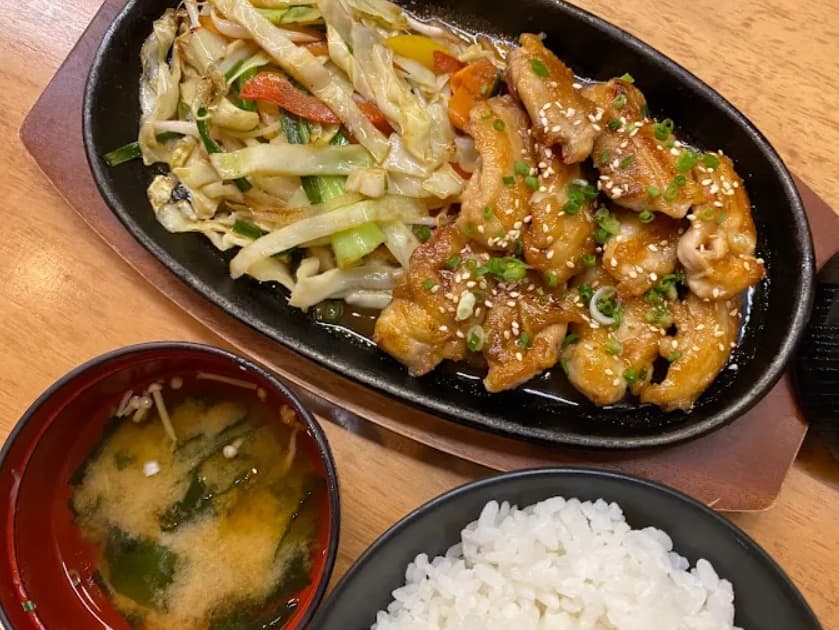 料理:鉄板焼きで熱々で食べられるKANPAI TEPPANYAKIの焼き肉セット