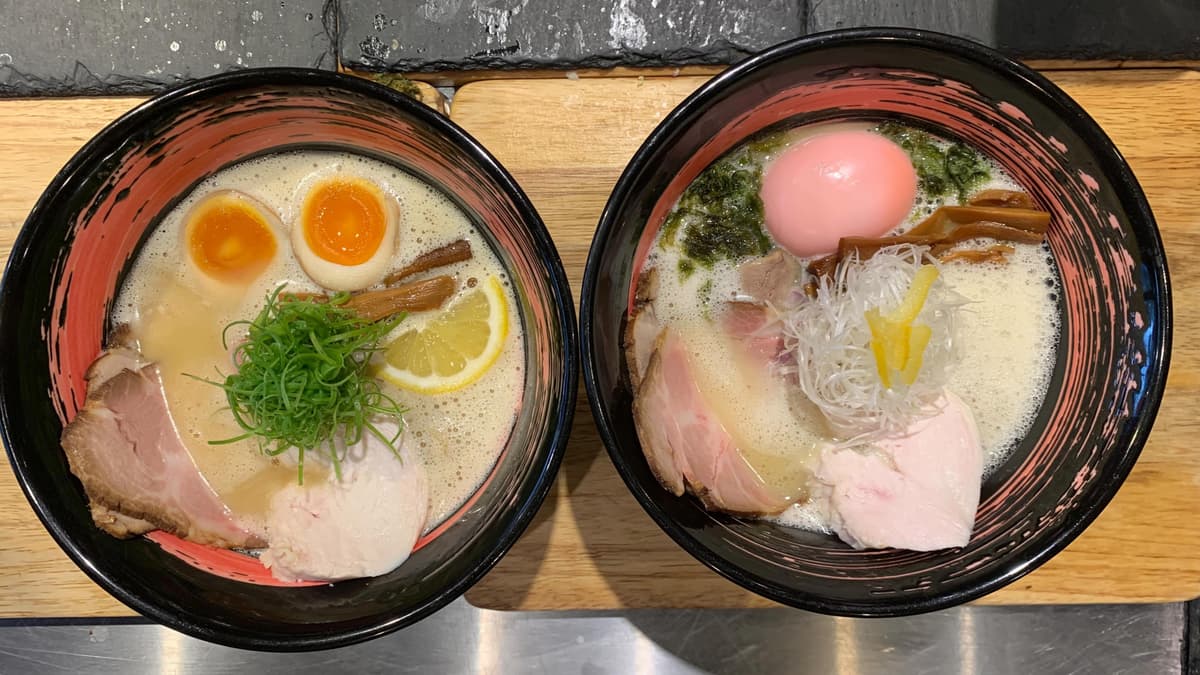 Rockmen 69menの人気ラーメン2種類を並べた比較写真