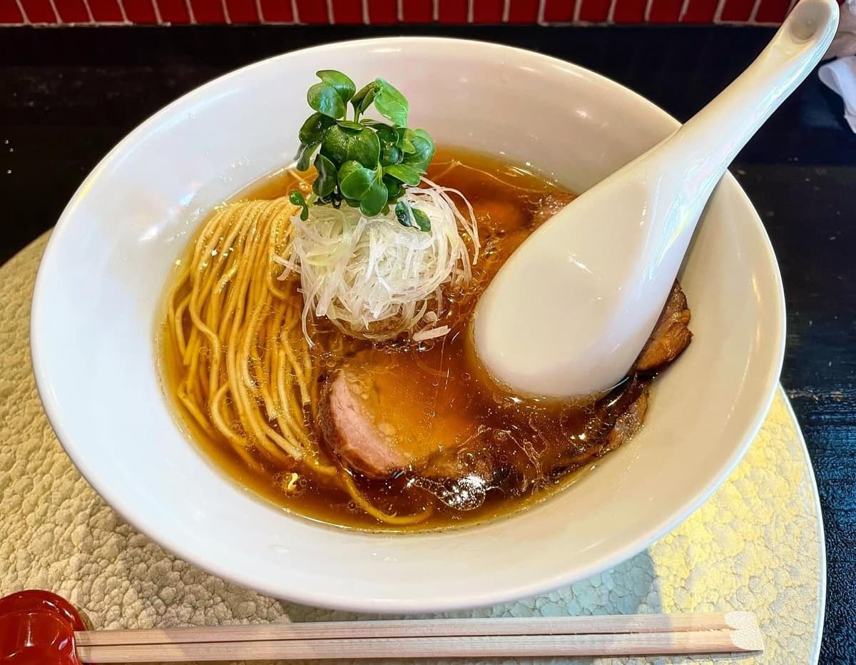 Rockmen 69menの澄んだ醤油スープが特徴の醤油ラーメン