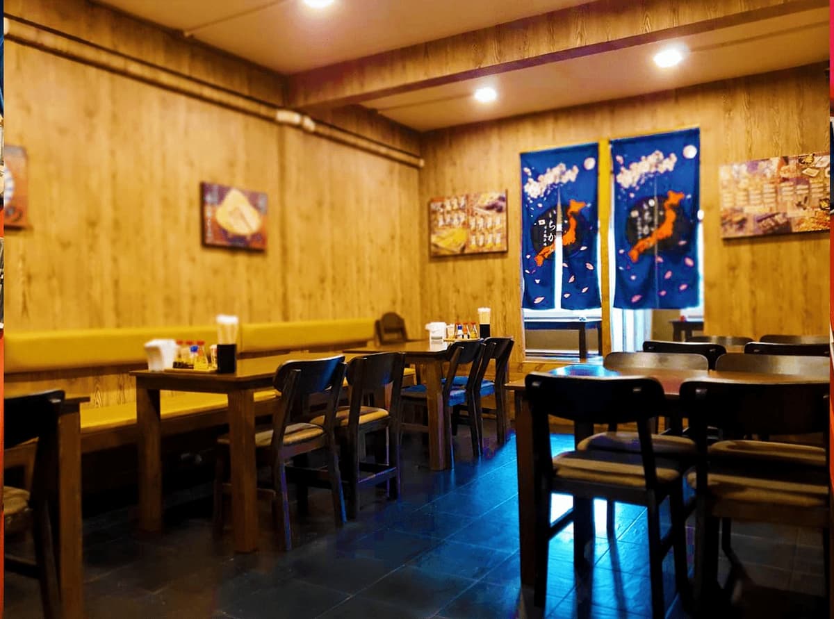 Japanese Ramen Izakaya ICHIKARA Thonglorの木目調で落ち着いた店内