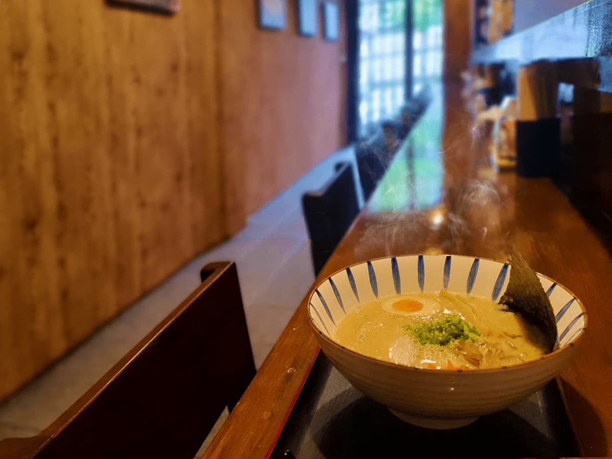 Japanese Ramen Izakaya ICHIKARA Thonglorのカウンター席で提供されるラーメン
