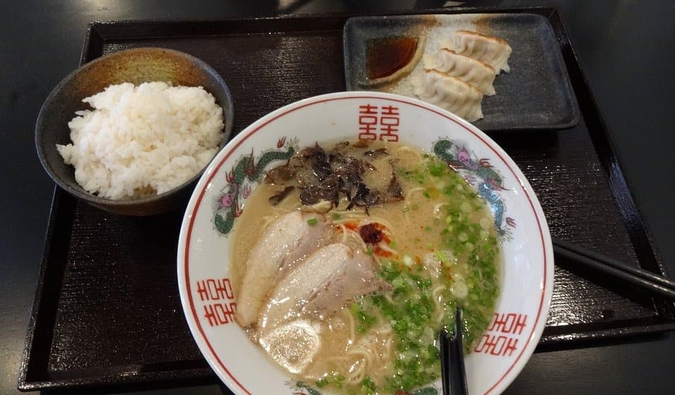 青龍ラーメンのとんこつラーメンと餃子セット