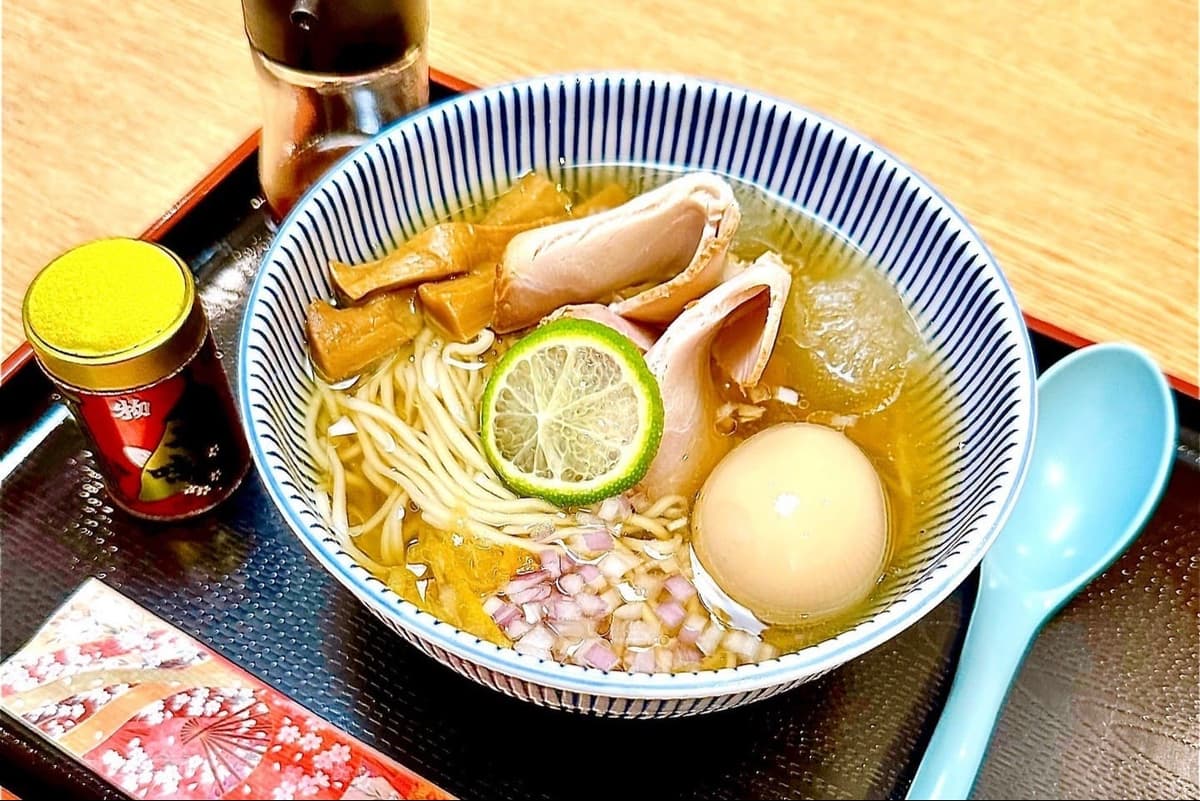 SHOYU STANDのすだちを添えた特製醤油ラーメン
