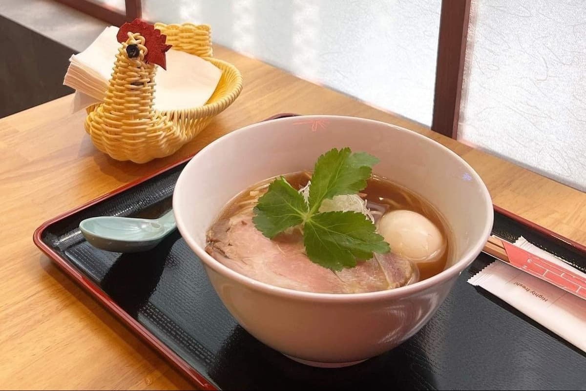 SHOYU STANDの味玉入り醤油ラーメン