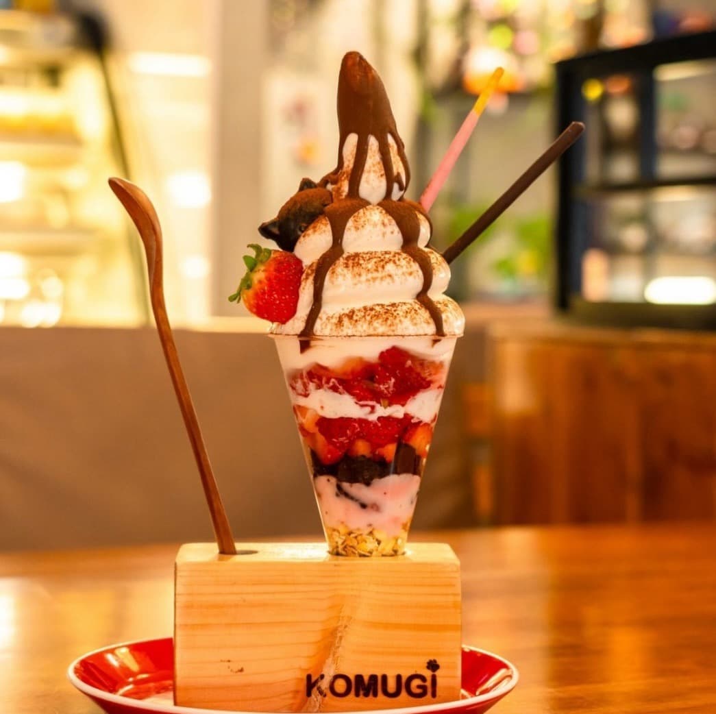 IRODORI Japanese Ramen Cafeのいちごとチョコレートの豪華なパフェ