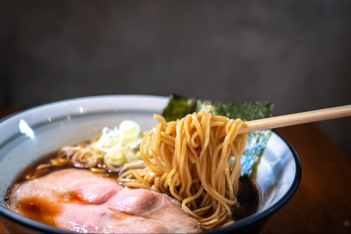IRODORI Japanese Ramen Cafeの熟成醤油ラーメンの中細ストレート麺