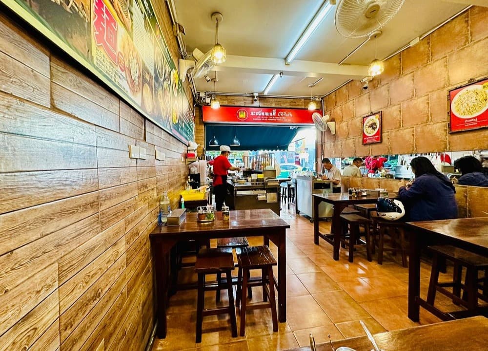 バミーコンセーリー トンロー店の店内