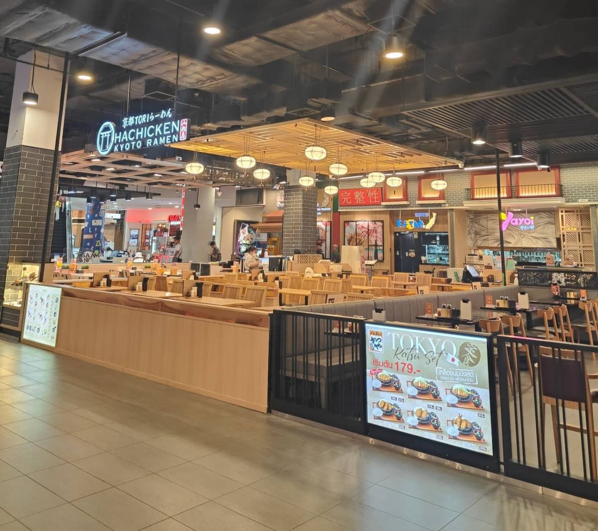 Hachicken Ramenの店舗外観・内装