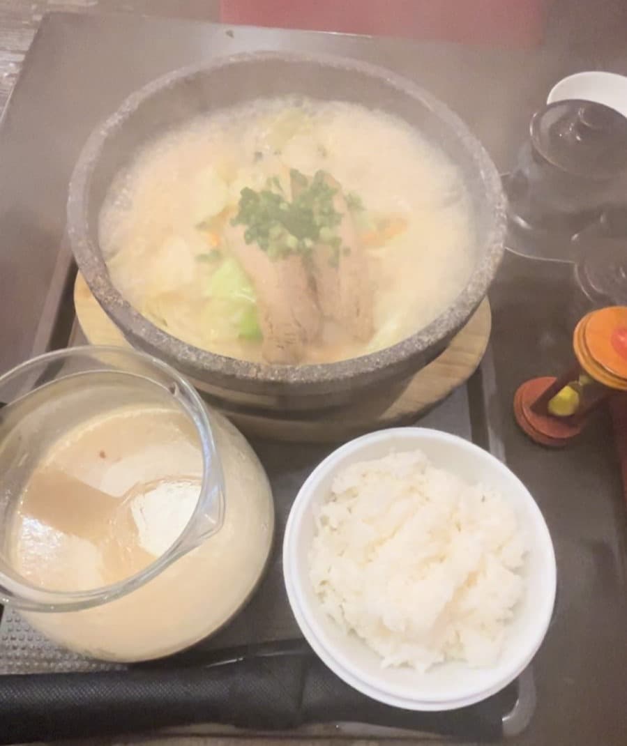 豚骨火山らーめん アソーク店の熱々のラーメン