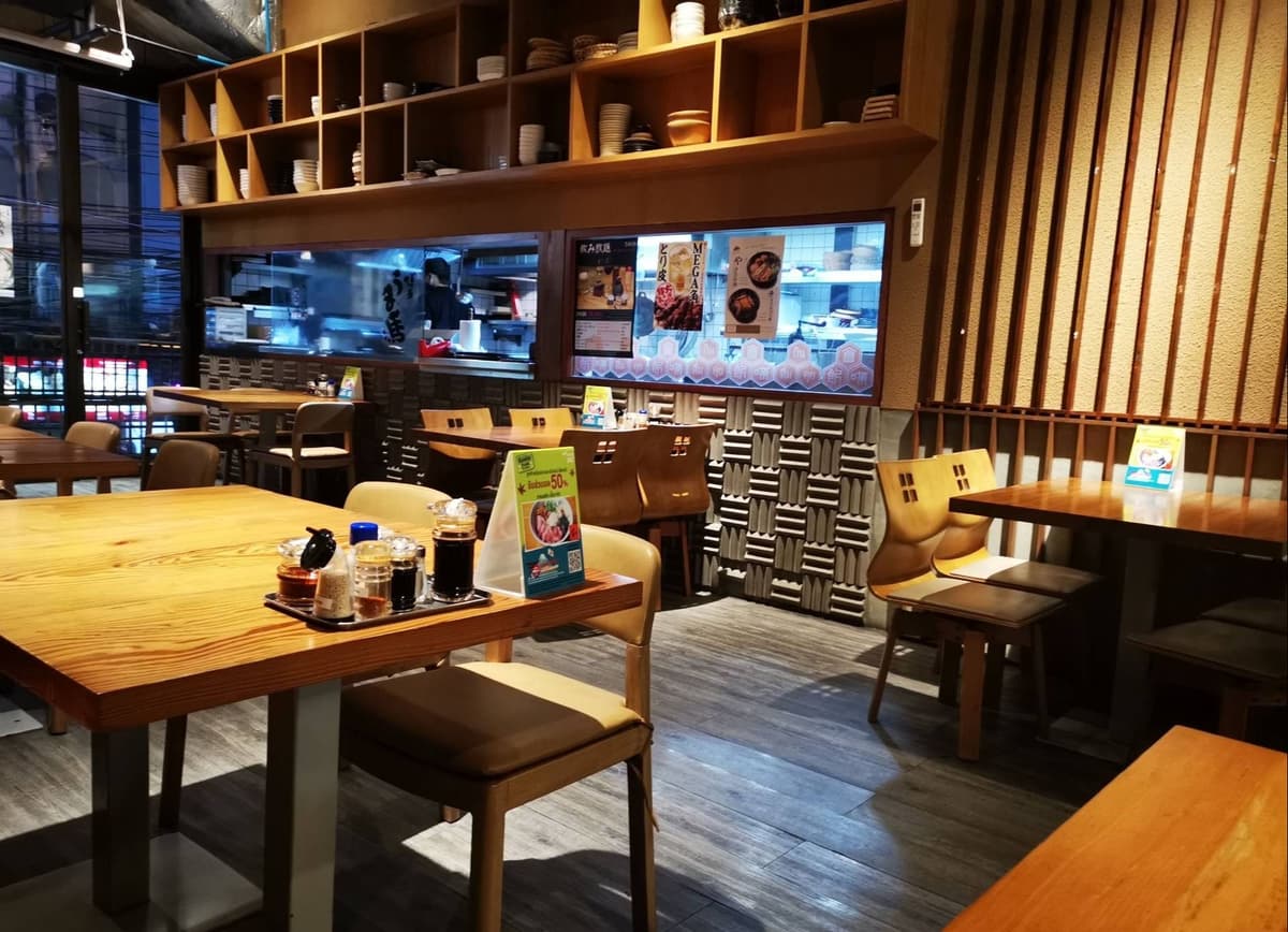 うま馬 Uma Uma Thailandのテーブル席を中心とした落ち着いた店内