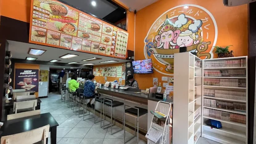 店内:肩肘張らずに利用できるゴールドカレー スクンビット39店のカウンター席