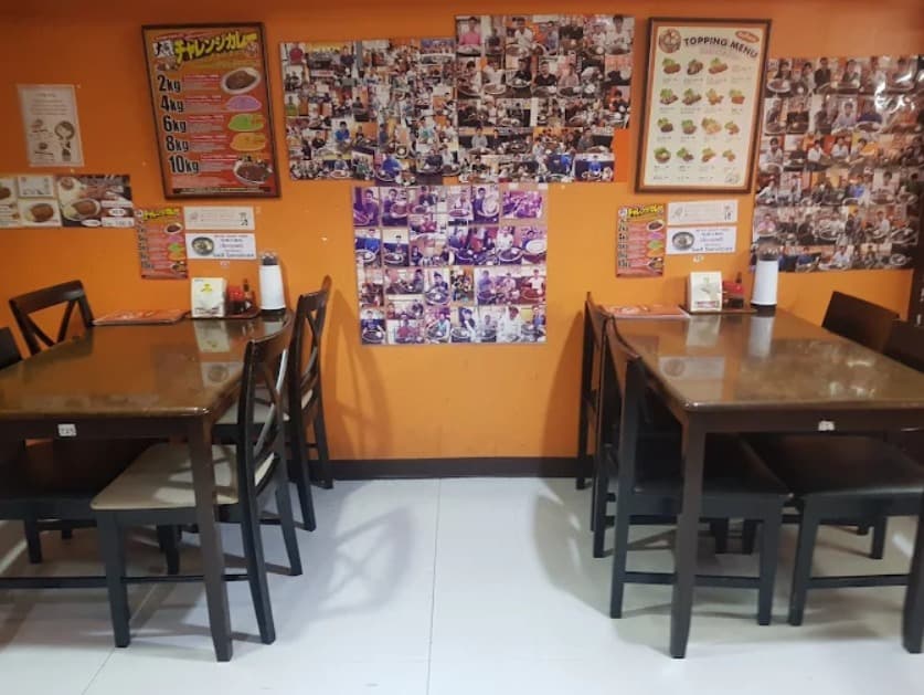 店内:グループのランチ利用に便利なゴールドカレー スクンビット39店のテーブル席