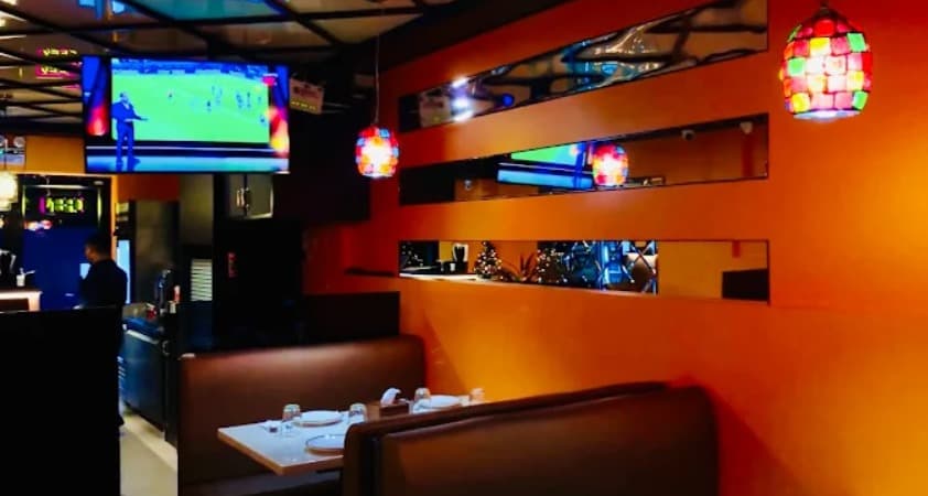 店内:モニターがありスポーツ観戦もできるKhao Piyo Bangkokのテーブル席