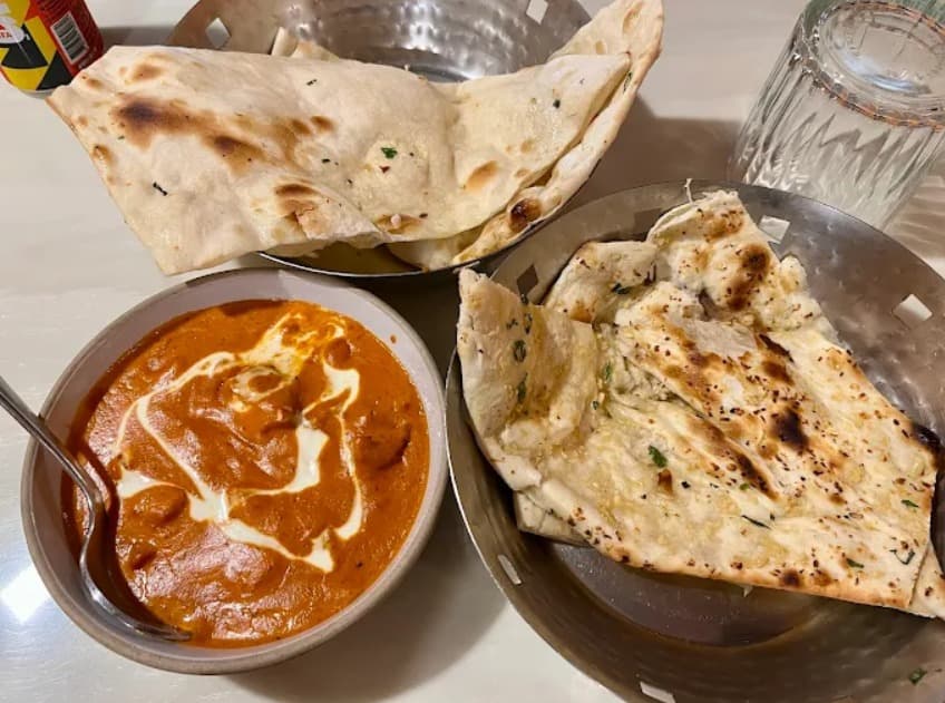 料理:ガーリックナンと合わせて食べたいKhao Piyo Bangkokのバターチキンカレー