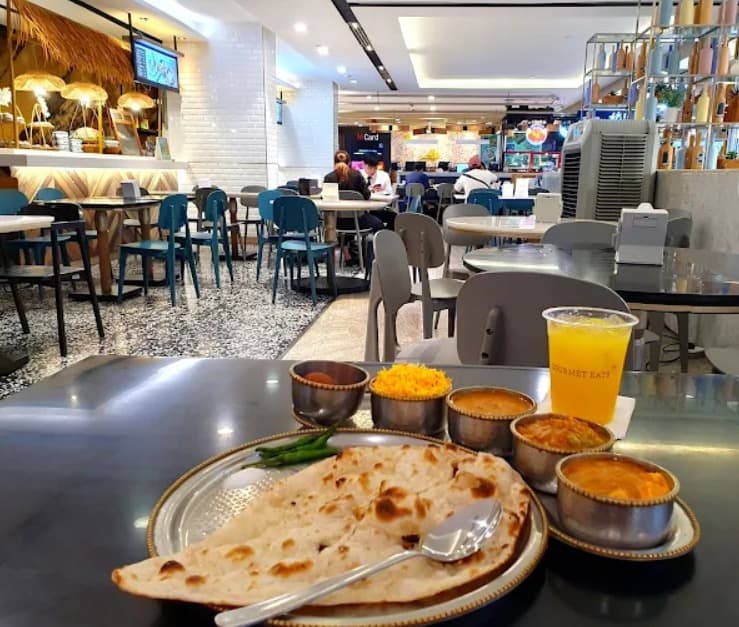 店内:明るく開放感があるロイヤル インディア エンポリアム店のテーブル席