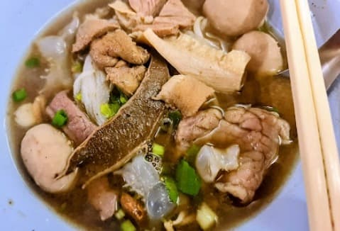 Shell PoChaNaの牛肉入りタイ麺(クイッティアオ)