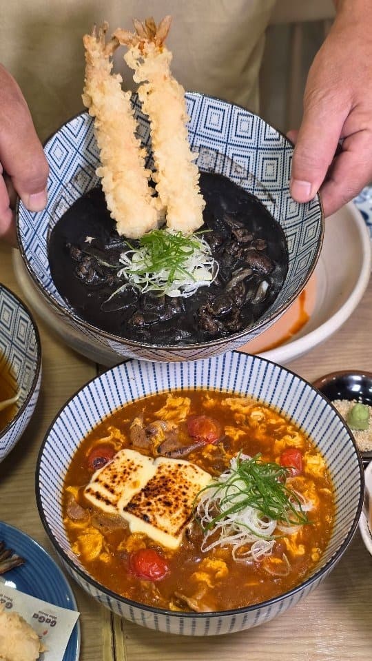 GaGa Udon Houseのイカスミ海老天うどんと焼きチーズカレーうどん