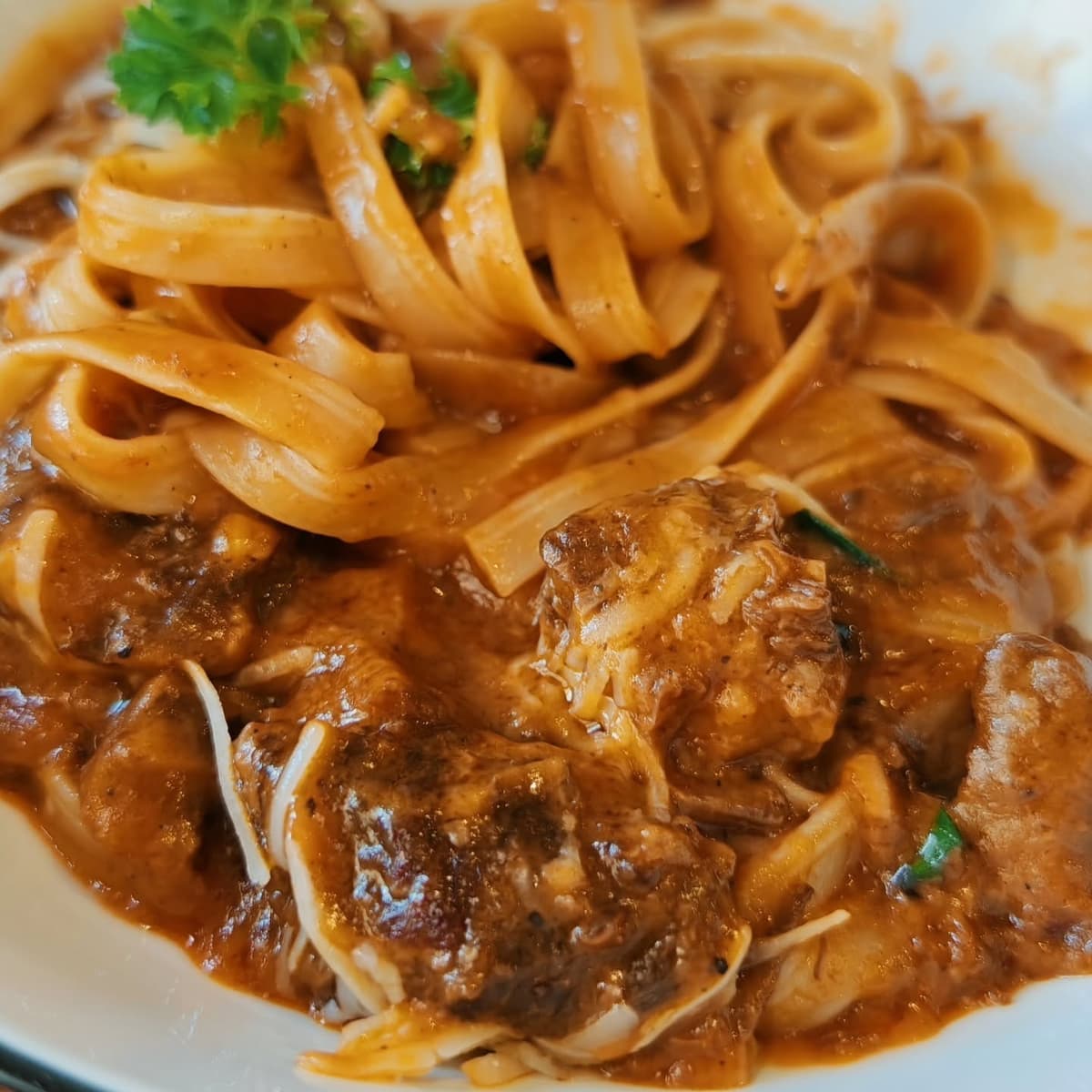 北海道産牛肉を使った濃厚ビーフラグーパスタ(フェットチーネ)