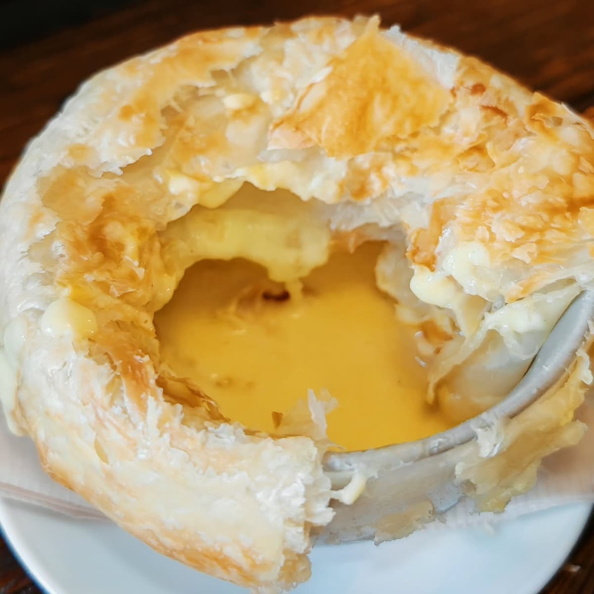 サクサクのパイ生地に包まれた濃厚クリームシチューパイ