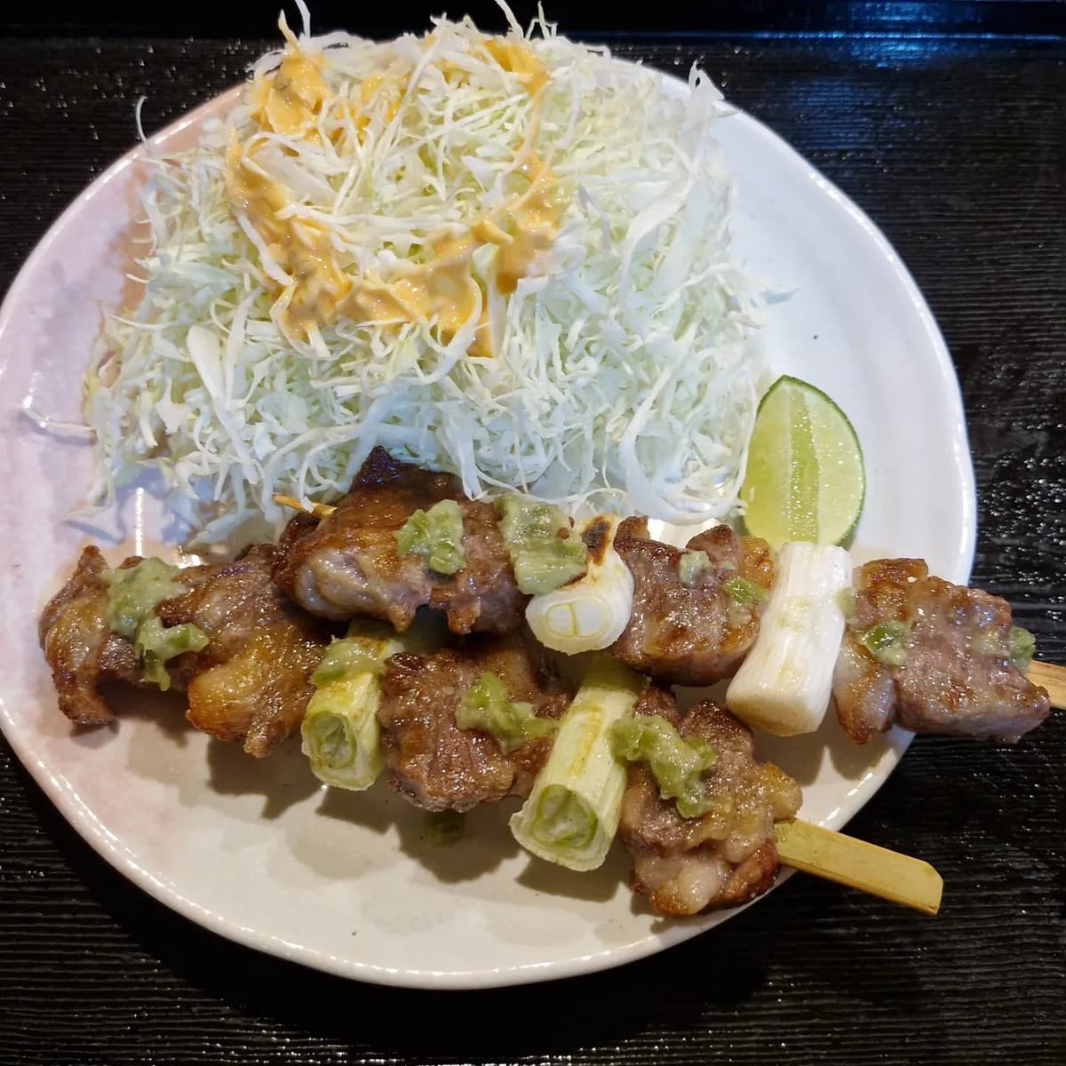 豚串焼きとキャベツの盛り合わせ