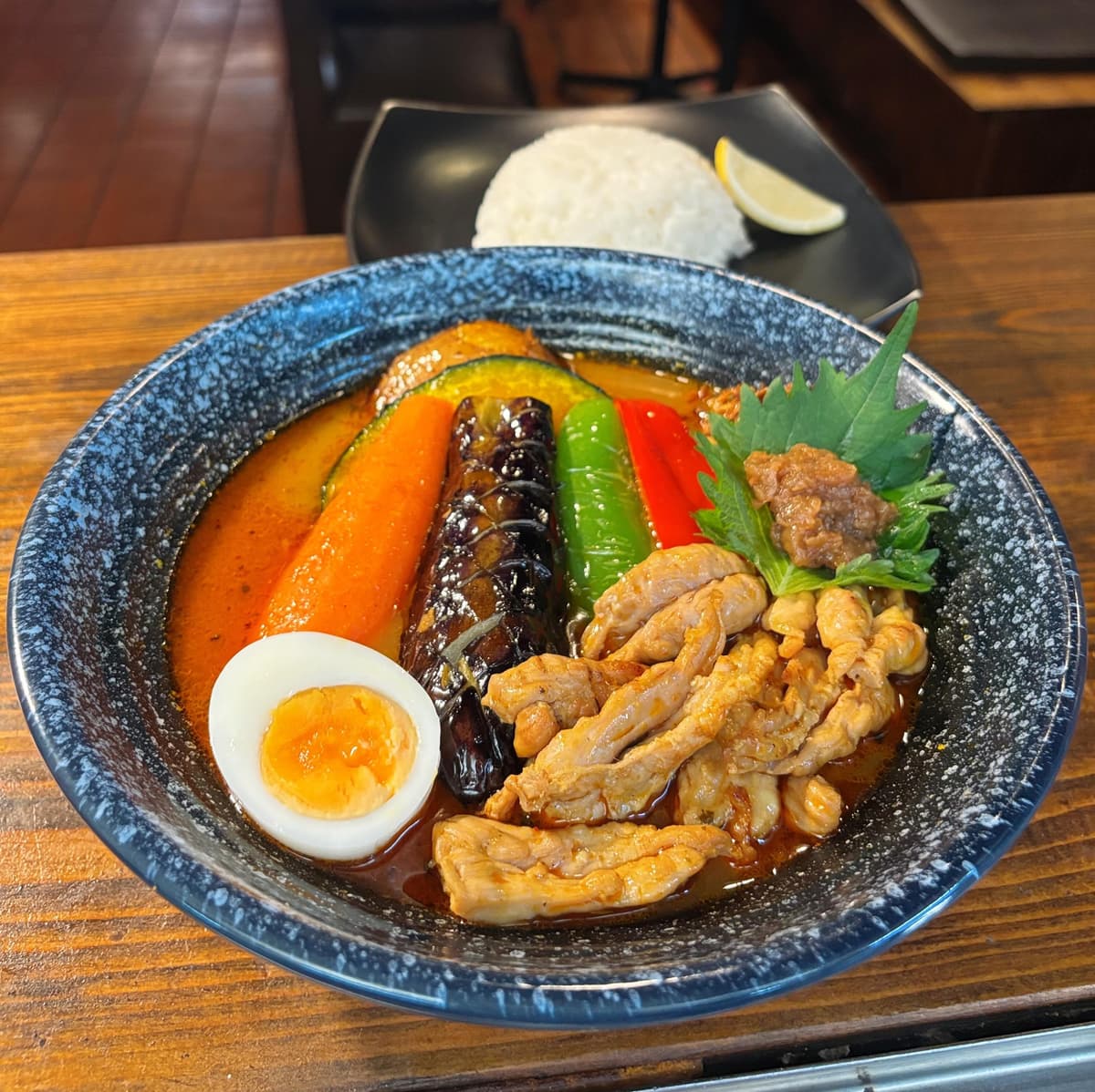 トンロー横丁の彩り野菜と鶏肉のスープカレー